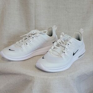 Nike Air Max Axis BNIB